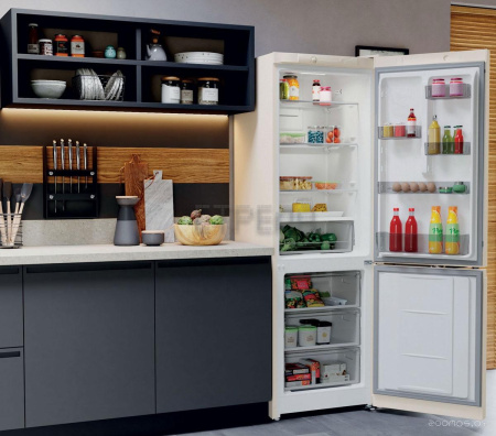 Холодильник с нижней морозильной камерой Hotpoint-Ariston HT 4180 AB